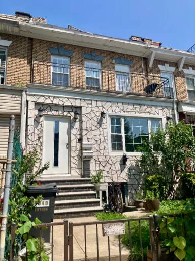 Main picture of 2049 Strauss St