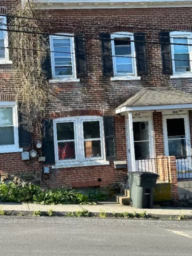 Main picture of 818 E 8th St