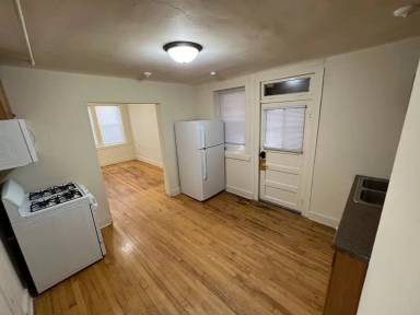 Main picture of 837 W 33rd Pl