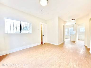 Main picture of 923 W 41st Dr