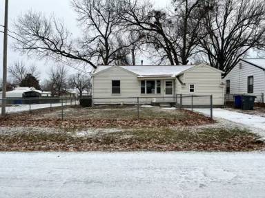 Main picture of 3704 W 42nd St