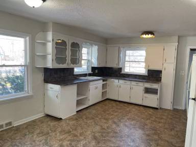 Main picture of 485 E 24th St