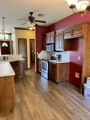 Main picture of 213 Pinafore Dr