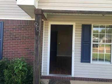 Main picture of 901 Battle Ln