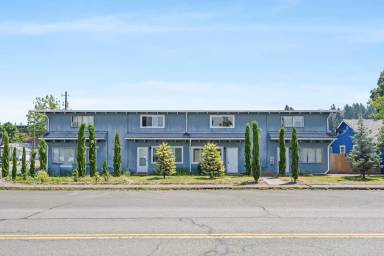Main picture of 460 N Broadway St
