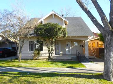 Main picture of 919 W 18th St