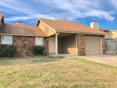 Main picture of 1030 N Oak Ct