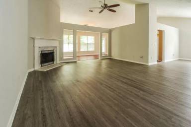 Main picture of 5729 Lakeview Cir