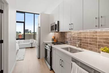 Main picture of 1050 W Van Buren St