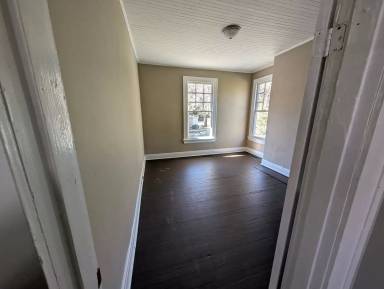 Main picture of 202 Jackson St W