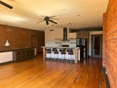 Main picture of 466 Main St