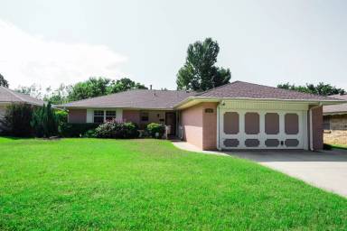 Main picture of 8104 NW 27th St