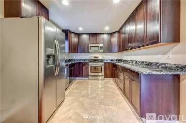 Main picture of 5722 Roosevelt Way NE