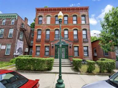 Main picture of 33 Howe St