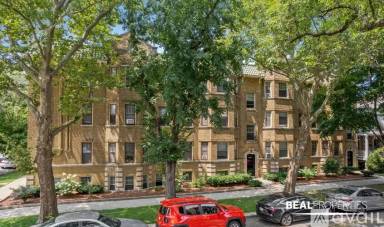 Main picture of 4910 N Hoyne Ave