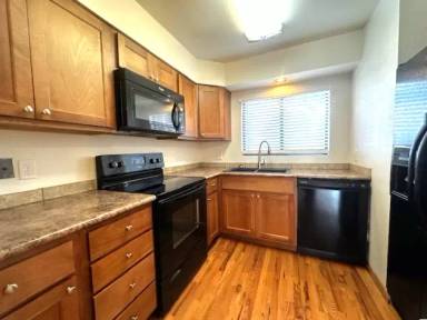 Main picture of 2215 E 7th St