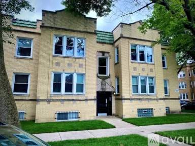 Main picture of 5854 N Maplewood Ave