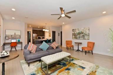 Main picture of 836 W Wilson Ave