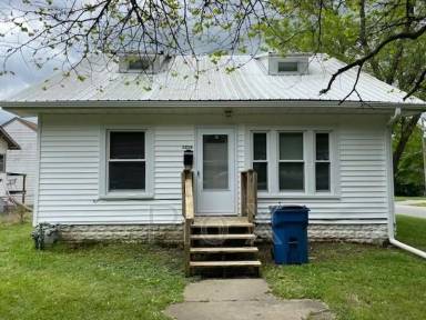 Main picture of 119 W Jackson St