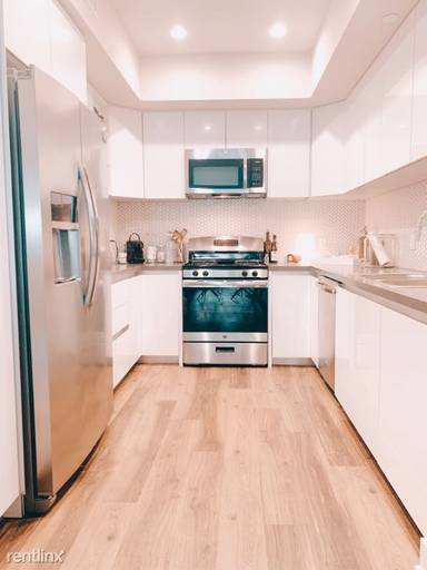 Main picture of 900 N Hudson Ave