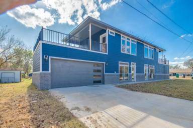 Main picture of 400 E Hemlock St