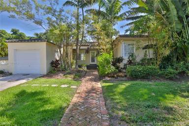 Main picture of 7425 Belle Meade Blvd