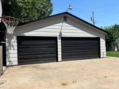Main picture of 3308 S Saint Paul Ave