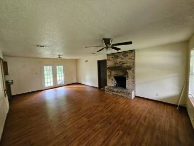 Main picture of 130 Raymond Dr