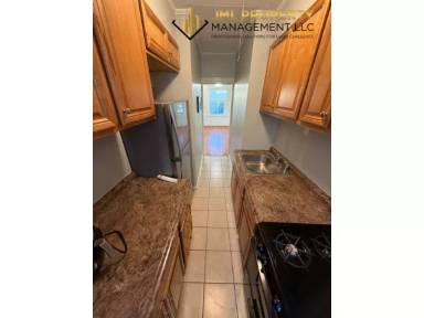 Main picture of 121 Irving St