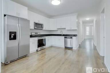 Main picture of 2842 N Avers Ave