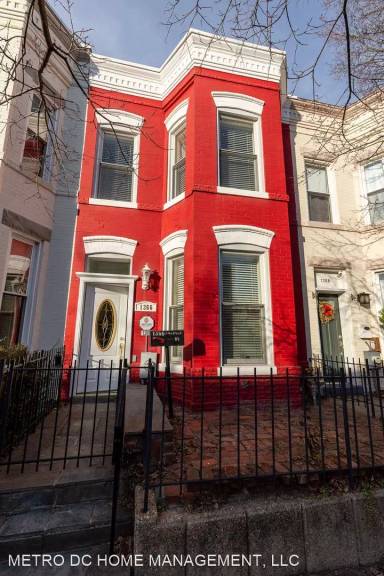 Main picture of 1366 Emerald St NE