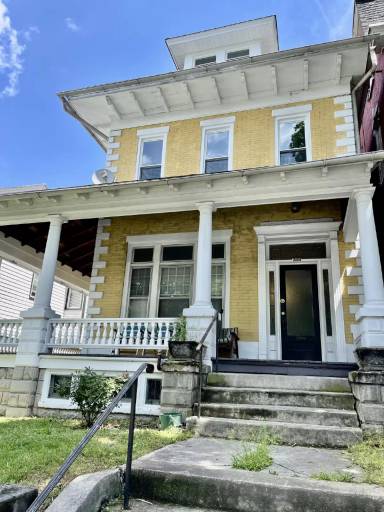 Main picture of 208 E Main St