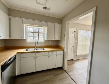Main picture of 204 Hillsboro Ln