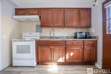 Main picture of 2103 W Farragut Ave