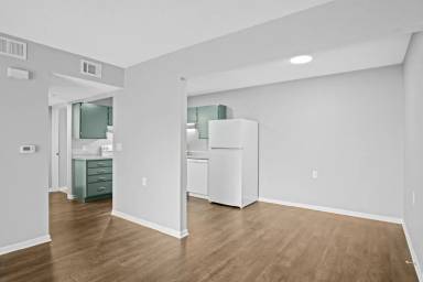 Main picture of 211 W Simon Blvd