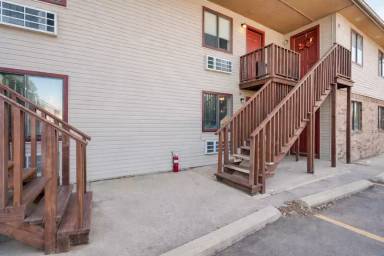 Main picture of 1037 S Happy Hollow Rd