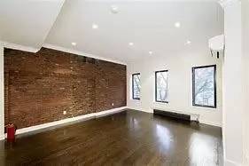 Main picture of 244 E 78th St