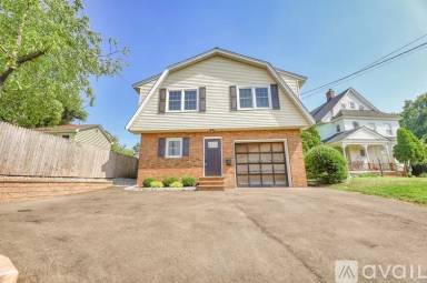 Main picture of 192 Maywood Ave