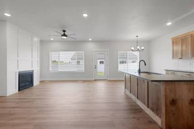 Main picture of 656 Jeanine Dr