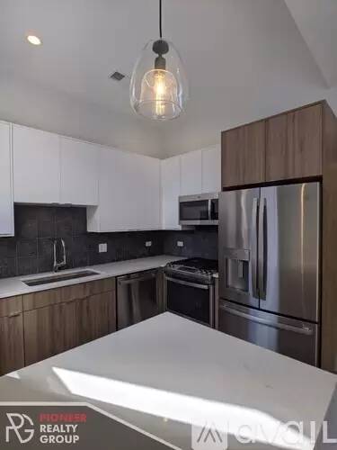 Main picture of 2120 W Belmont Ave
