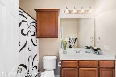 Main picture of Lakeridge Townhomes