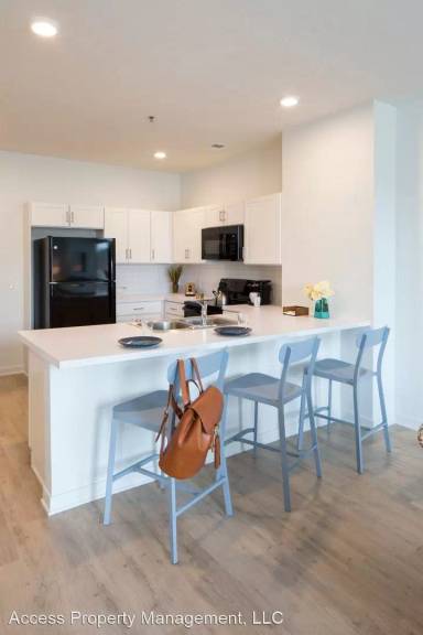 Main picture of 103 W Broadway