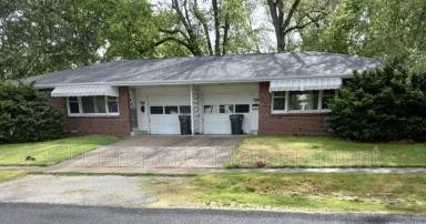 Main picture of 1304 W Maple St
