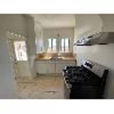 Main picture of 200 N Maple Ave