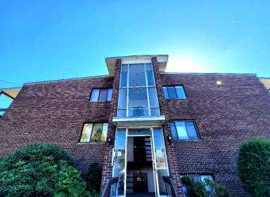 Main picture of 160 Elm St