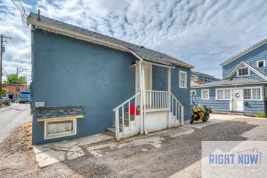 Main picture of 1216 1/2 W State St