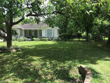 Main picture of 823 Sun Prairie Dr