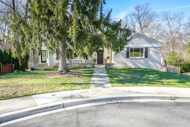 Main picture of 5128 Linnean Ter NW