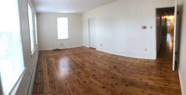 Main picture of 121 Center St