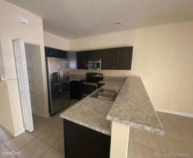 Main picture of 3206 SE 5th Ct